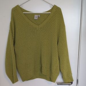 ICHI Lightweight V-Neck Sweater in Olive